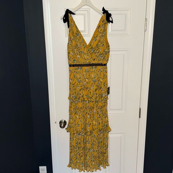Lulus Dresses & Skirts - NWT Lulus, size Medium midi dress.